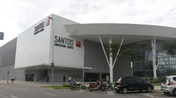 a fachada do santos convention center, com carros e motos parados na frente. #paratodosverem