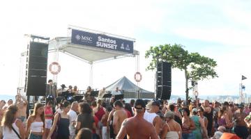 pessoas na frente do palco acompanhando o evento #paratodosverem 