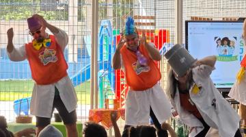 professores apresentam teatro #paratodosverem