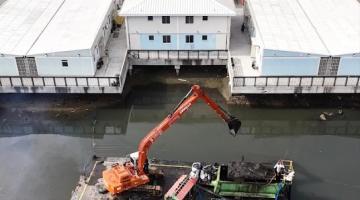 draga escavando no rio #paratodosverem 