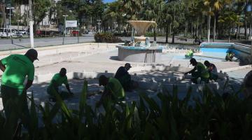 Homens trabalham na fonte do sapo #paratodosverem