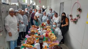 Funcionários de saúde estão reunidos para foto em torno de mesa. #Paratodosverem
