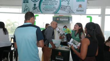 agentes falam com pessoas em estande de conscientização #paratodosverem 