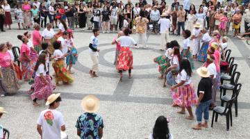 pessoas dançando na praça #paratodosverem