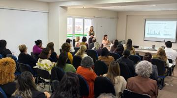 pessoas sentadas na reunião #paratodosverem 