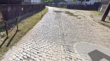 a via coberta por paralelepípedos. #paratodosverem 