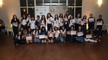 crianças reunidas com diplomas #paratodosverem