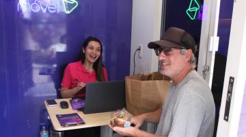 homem é atendido por mulher e mostra produto #paratodosverem