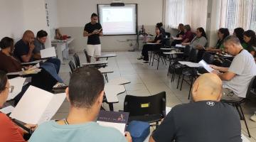Professores reunidos no projeto Santos à Luz da Leitura. #Paratodosverem