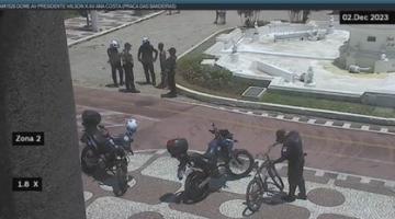 câmeras mostram guardas com suspeito e guarda com bicicleta #paratodosverem