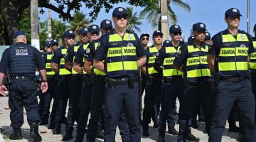 guardas em pé enfileirados #paratodosverem