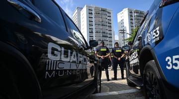 guardas em pé ao lado de viatura #paratodosverem 