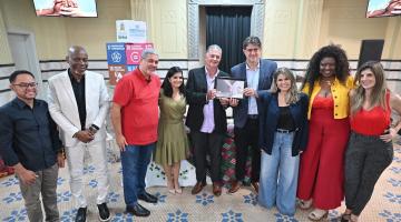 autoridades mostram o selo #paratodosverem