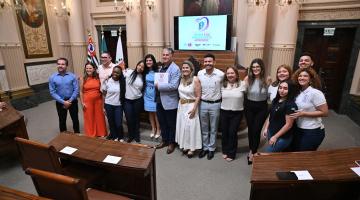 autoridades e empresários mostram selo #paratodosverem 