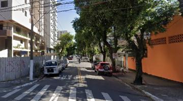 Rua com carros estacionados #paratodosverem