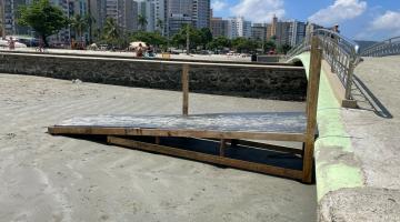 rampa de madeira dá acesso a passarela. #paratodosverem