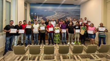 Curso de empilhadeira forma 35 operadores em Santos