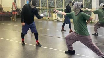 pessoas lutando com espadas #paratodosverem 