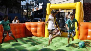 Crianças do São Bento ‘tomam’ Largo do Machado para brincar. Confira a programação completa