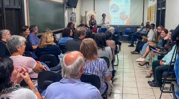 palestrante fala a pessoas no auditório #paratodosverem