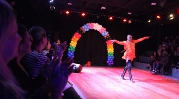 Drag queen se apresenta em palco #paratodosverem