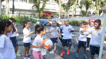 Semana do Brincar: estudantes se divertem com esporte na Praça Mauá em Santos