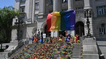 pessoas se apresentando na escadaria do paço  #paratodosverem