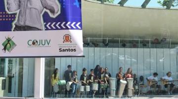 jovens tocando na concha acústica na semana da juventude #paratodosverem