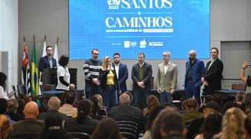 pessoas no palco na abertura #paratodosverem 