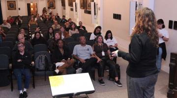 pessoas assistem a palestra #paratodosverem