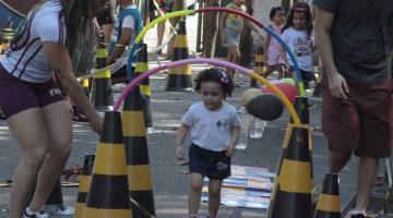 menina passa por caminho de bambolês #paratodosverem