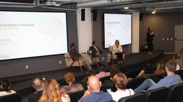 palestrantes no palco falando no seminário #paratodosverem