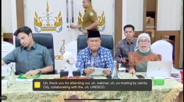 pessoas sentadas à mesa #paratodosverem