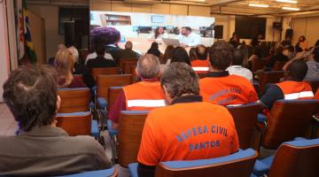 pessoas assistindo ao seminário #paratodosverem 