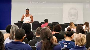 pessoas acompanhando o evento #paratodosverem 