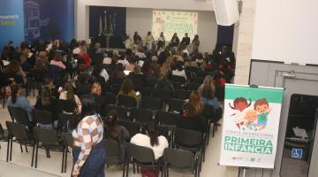 pessoas acompanhando o evento #paratodosverem 