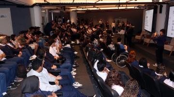 pessoas assistem a palestra #paratodosverem
