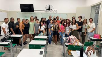 pessoas reunidas em sala de aula após palestra #paratodosverem 