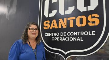 servidora ao lado de placa do cco #paratodosverem