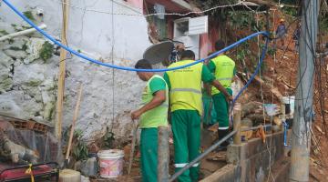 Profissionais realizam reparos em escadaria. #pracegover