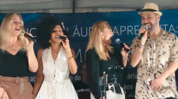 cantores em palco #paratodosverem