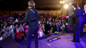 Quatro mil pessoas assistem ao show Beatles Abbey Road,  na abertura do Festival Santos Café