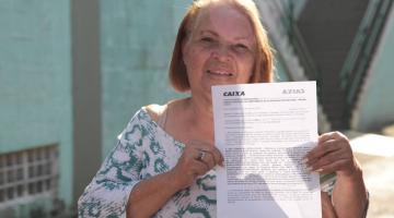 mulher mostra contrato assinado #paratodosverem