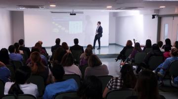 homem fala na frente de plateia #paratodosverem 