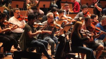 músicos da orquestra tocando #paratodosverem 