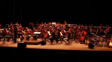 músicos estão com seus instrumentos no palco. #paratodosverem
