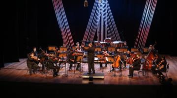 orquestra está no palco. #paratodosverem