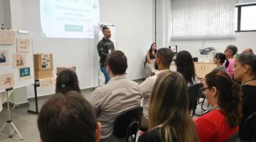 servidores acompanham palestra sentados #paratodosverem 