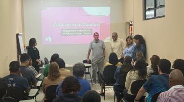 pessoas acompanhando a palestra #paratodosverem 