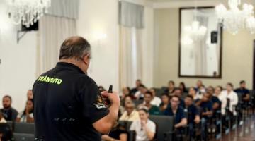 pessoa falando em pé na palestra #paratodosverem